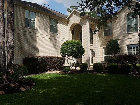 LUSH LANDSCAPING ON EXTRA LARGE LOT!