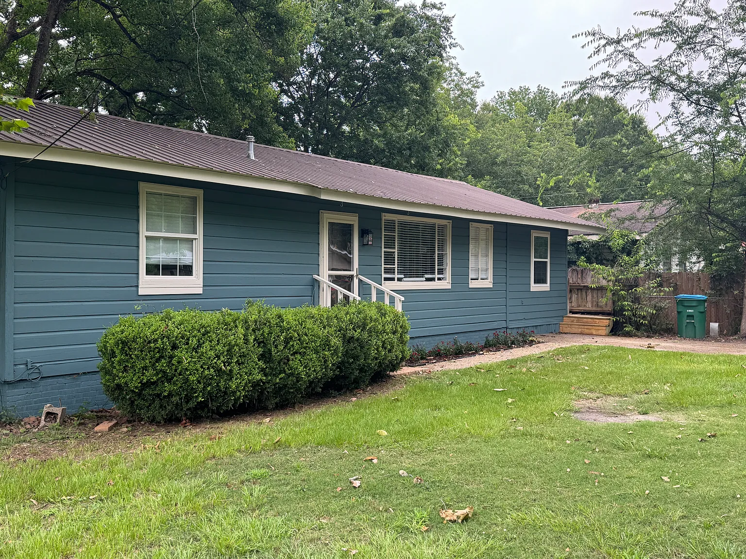 3 bed, 1.5 bath, 1350 sqft, $1,450 — Photo 2