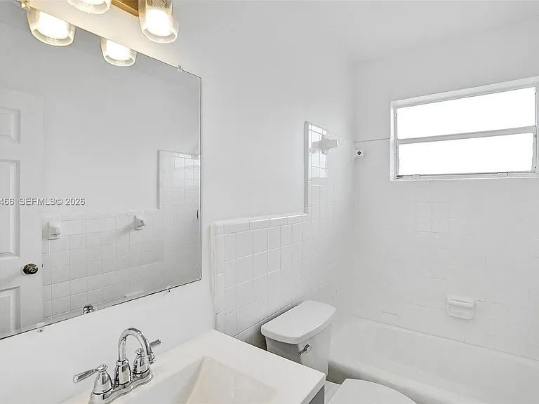 114 SE 8th St #105 — Photo 19