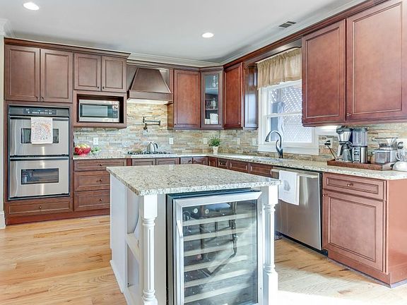 5th image of 2043 Mendenhall Dr