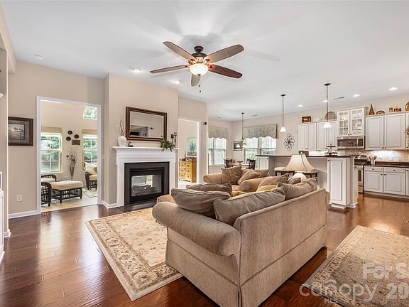 4th image of 11422 Warfield Ave