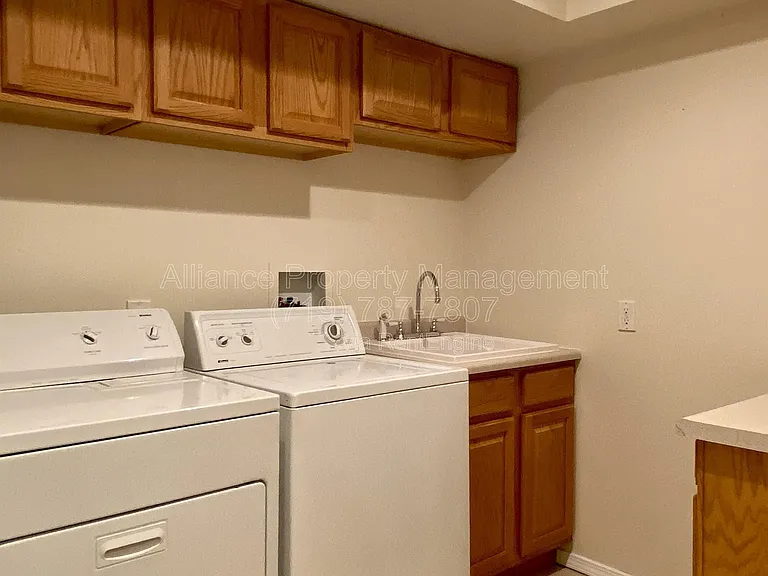 2825 Dristol Dr — Photo 34