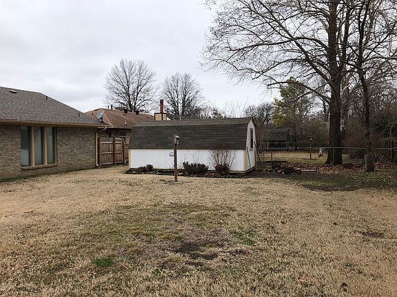 4th image of 2418 S Maywood Dr
