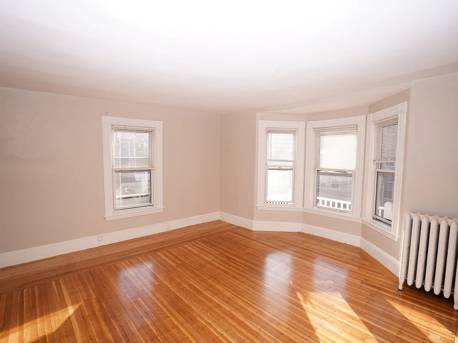 4 bed, 1.5 bath, 1600 sqft, $4,000 — Photo 1