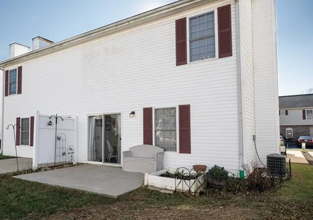 3 bed, 2.5 bath, 1256 sqft, $1,800 — Photo 2