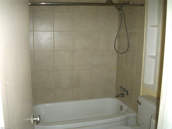 4th image of 869 W Ocean View Ave APT 6