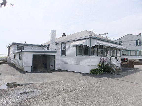 front of home with garage
