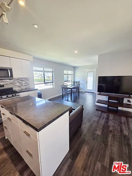 4 bed, 3.0 bath, 1400 sqft, $4,500 — Photo 2