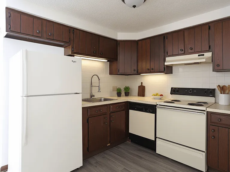 Lincoln Square Apartments — Photo 10