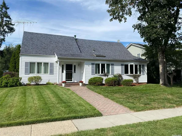 61 12th Street, Carle Place, NY 11514