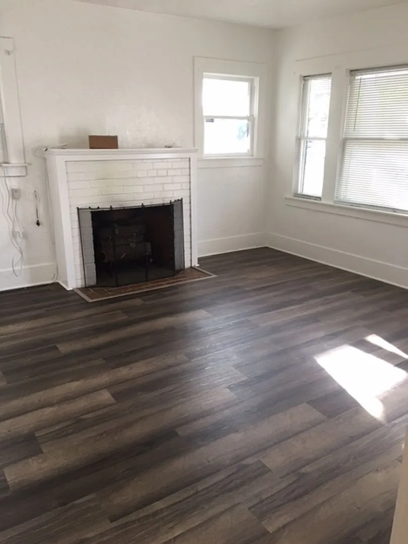 2 B/R 1 B/A House In Marysville Available Now!! — Photo 2