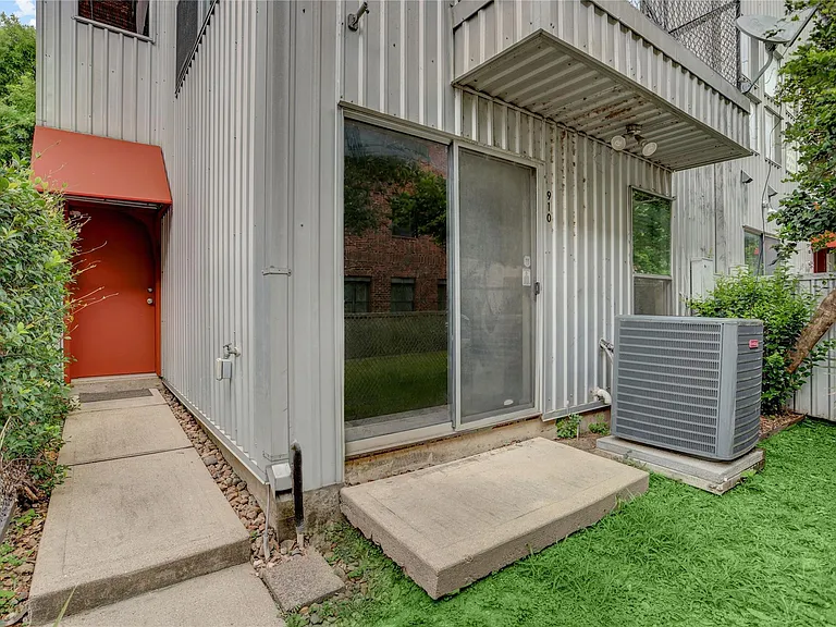 910 Ruthven St — Photo 2