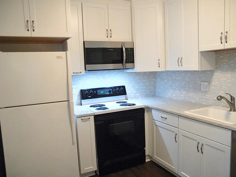 2438 Glengyle Dr — Photo 10