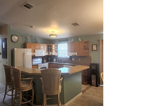 4th image of 705 SW 27th Ter