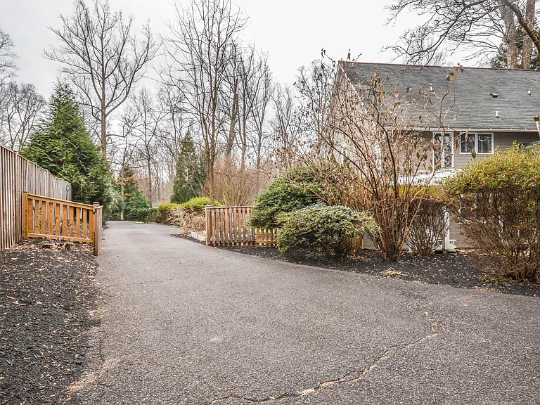 9108 Weant Dr — Photo 49