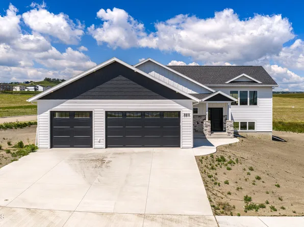 3511 Silver Leaf Ave NW, Mandan, ND 58554