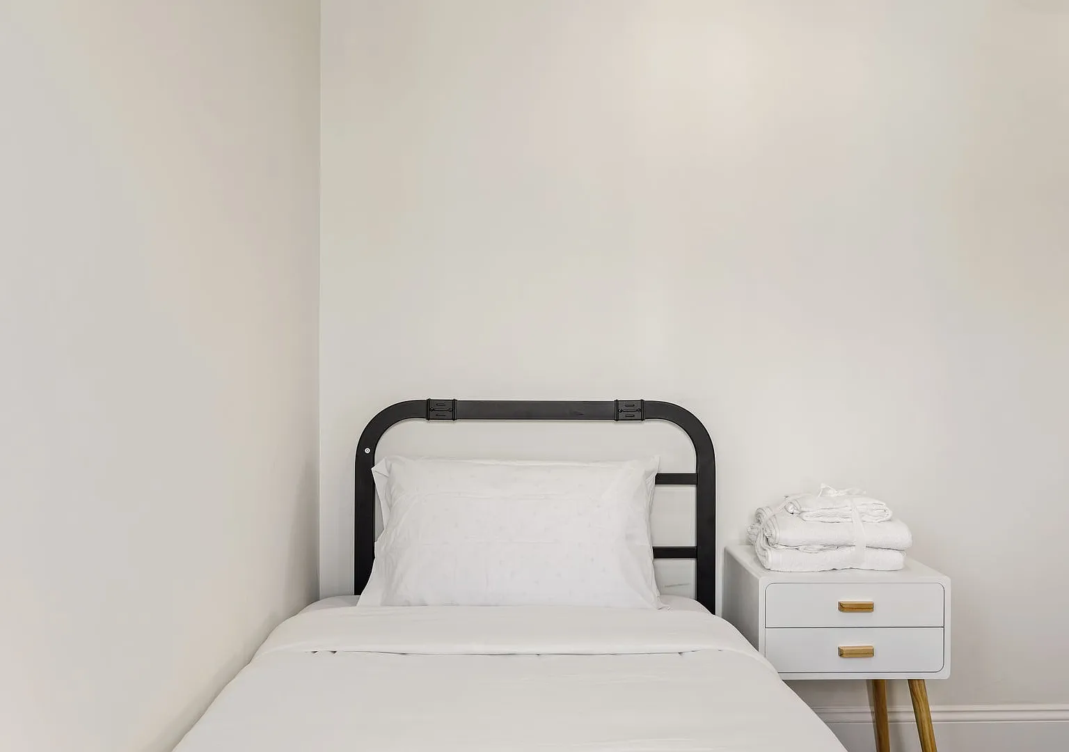 A 5 bedroom, 3 bathroom apartment with common areas and a fully functional kitchen at 1740 Kelton... — Photo 4