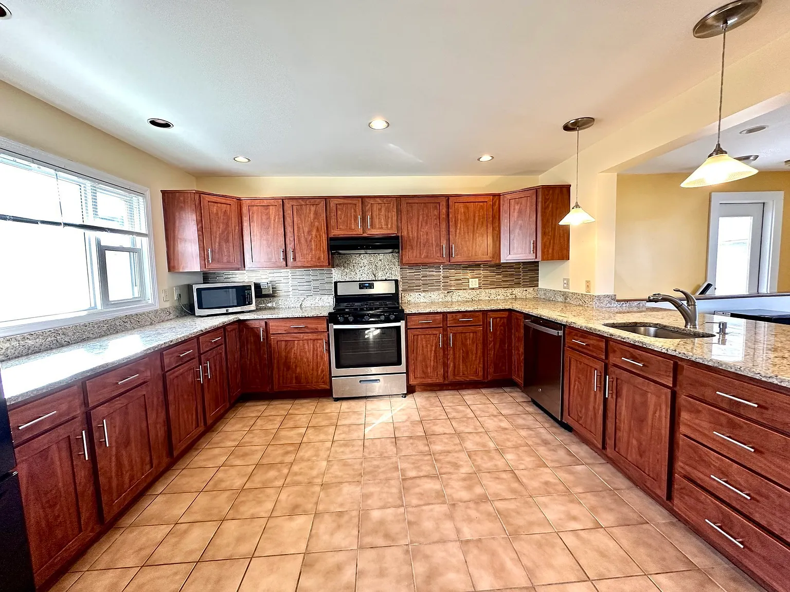 4 bed, 2.0 bath, 2200 sqft, $4,200 — Photo 2