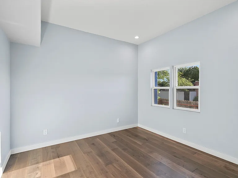 1525 E 10th St — Photo 31