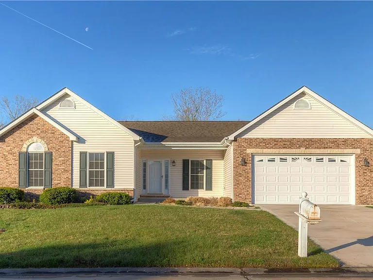310 Royallsprings Pkwy — Photo 1