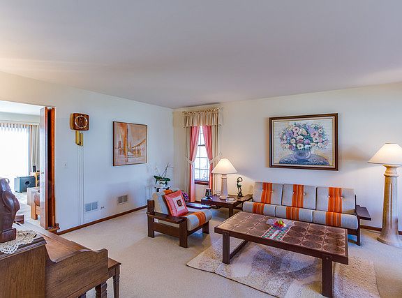 5th image of 405 N Woodcroft Ln