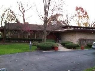 18 Sheffield Ln, Oak Brook, IL 60523