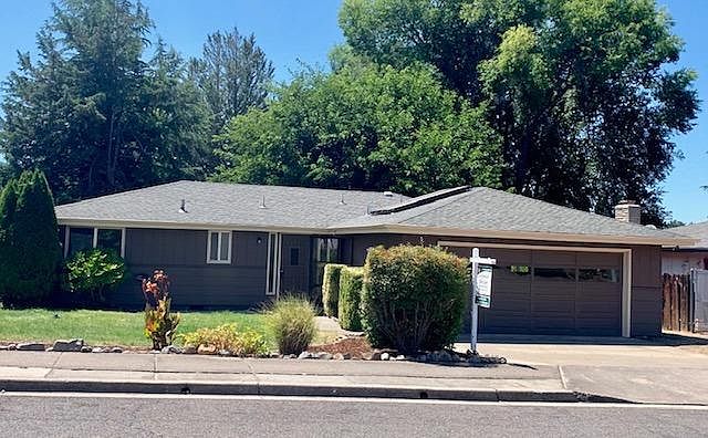 2nd image of 965 Crest Dr