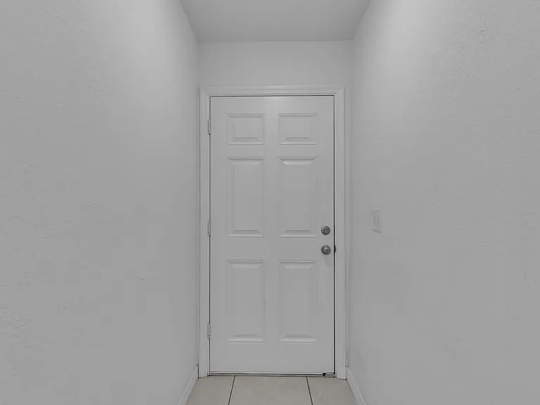 1984 NE 17th Pl #3 — Photo 2