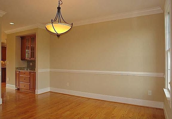Dining room with butlers pantry