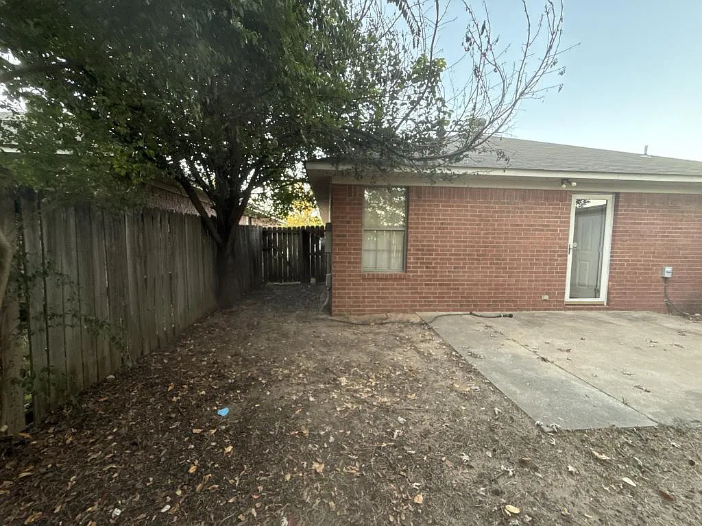 3945 Ledbetter Dr — Photo 4