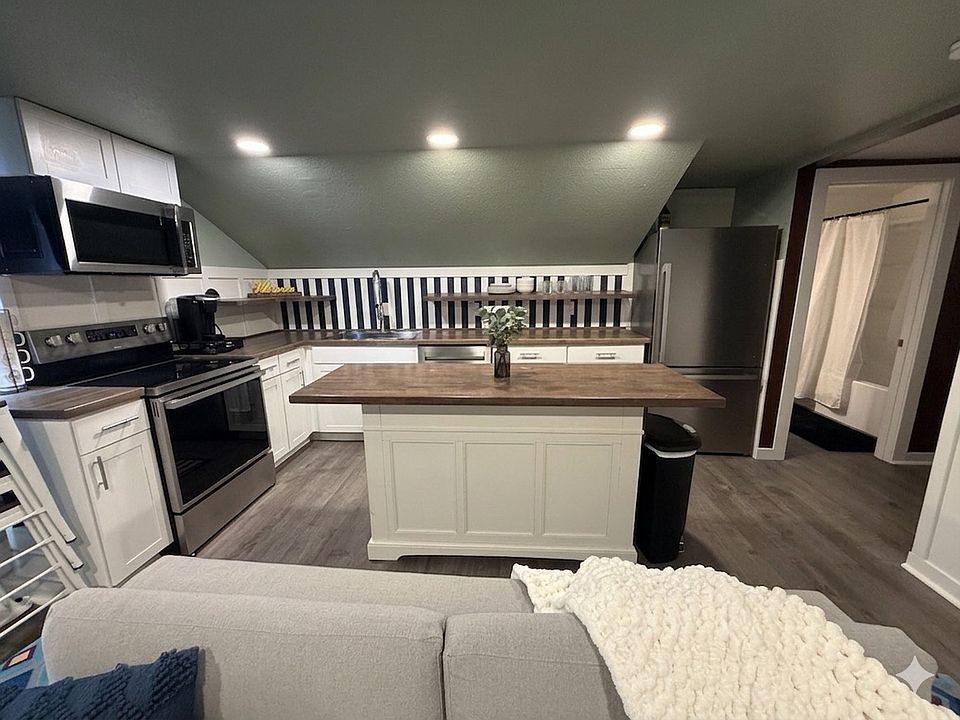 1st image of 624 6th Ave S #2
