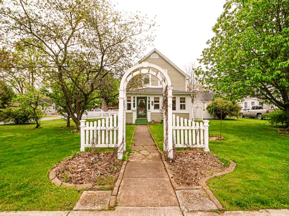 225 Jefferson Ave, Chesterton, IN 46304