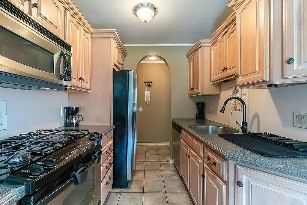 2 bed, 1.5 bath, 876 sqft, $1,900 — Photo 4