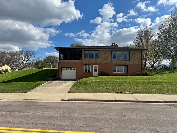 4th image of 824 Brown St