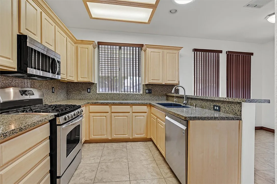 2 bed, 2.0 bath, 1418 sqft, $2,300 — Photo 3