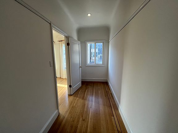 5th image of 674 Bay St