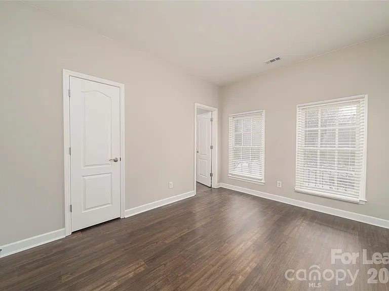 108 Southsquare Row — Photo 5