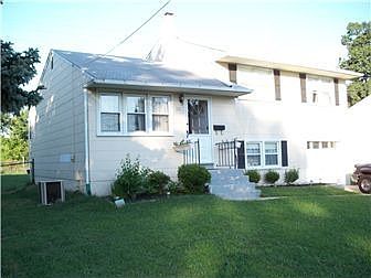 A Charming 3 Bedroom split with/ attached Garage!!