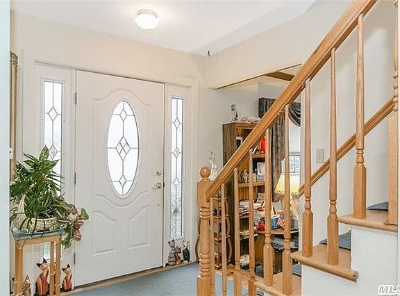 3rd image of 10 Pine Hollow Ln