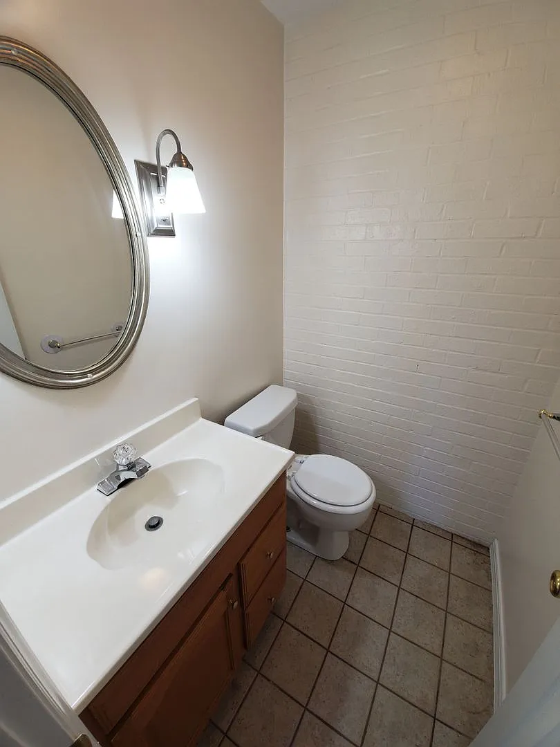 Just Reduced! Home for Rent. Kerr Lake — Photo 3