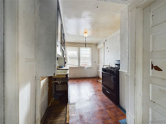 5th image of 106 Esser Ave