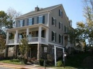 301 S King St, Leesburg, VA 20175