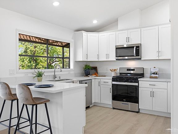 5th image of 30951 Pinedale Dr