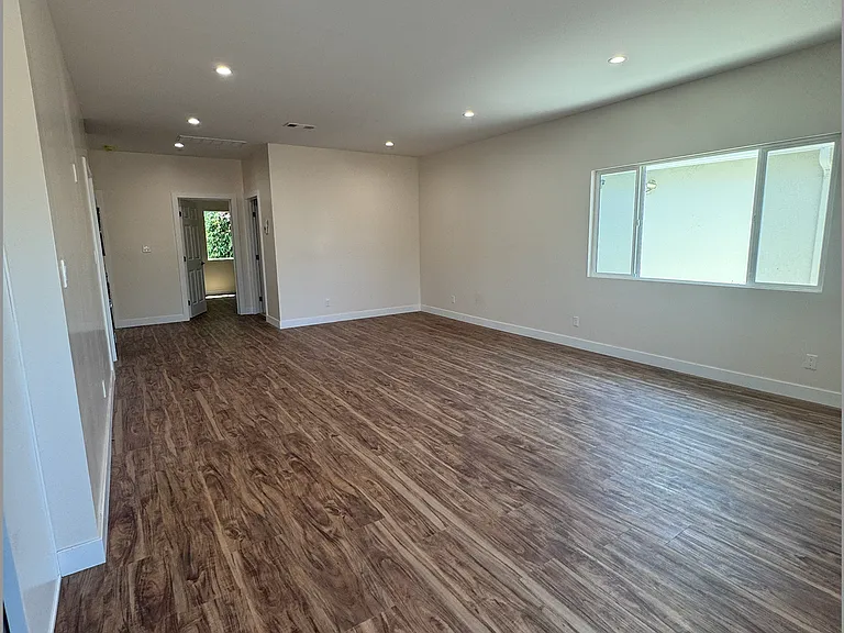 11914 Keswick St — Photo 2