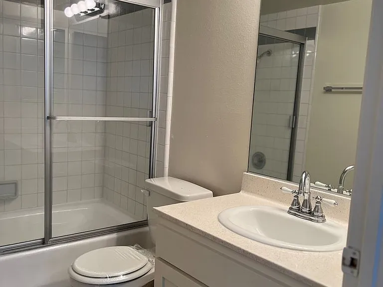 22321 Victory Blvd — Photo 11