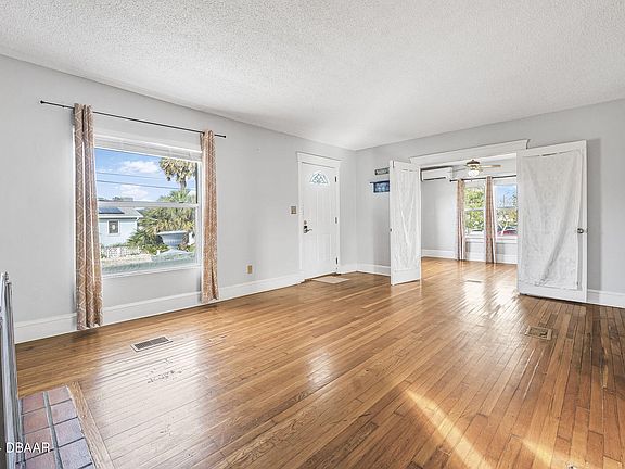 4th image of 328 Manhattan Ave