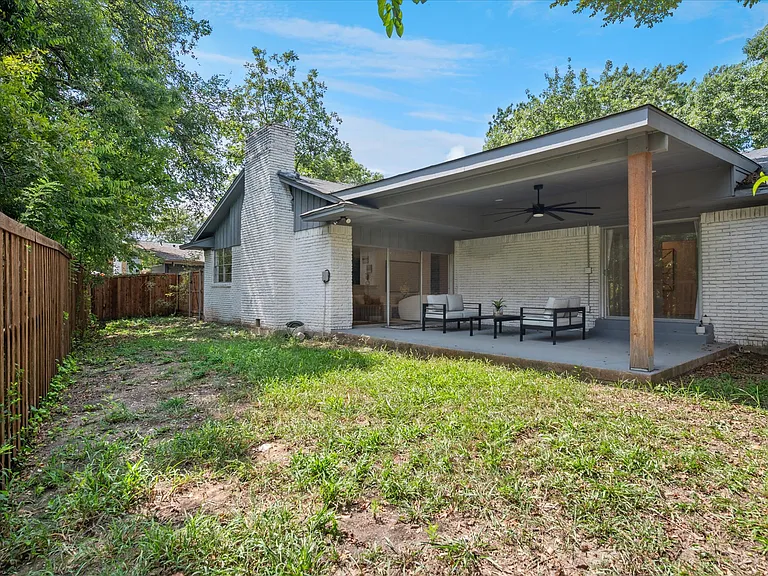 912 Glen Oaks Blvd — Photo 22