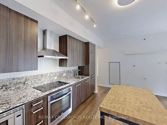 4th image of 15 Beverley St #505