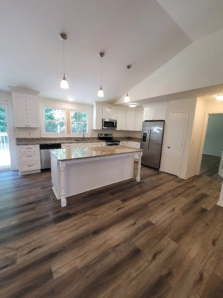 4 bed, 2100 sqft, $1,830 — Photo 4