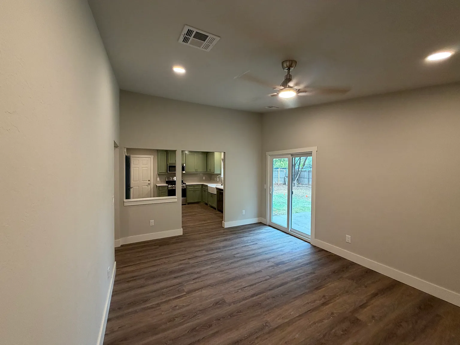 3 bed, 1200 sqft, $1,700 — Photo 4